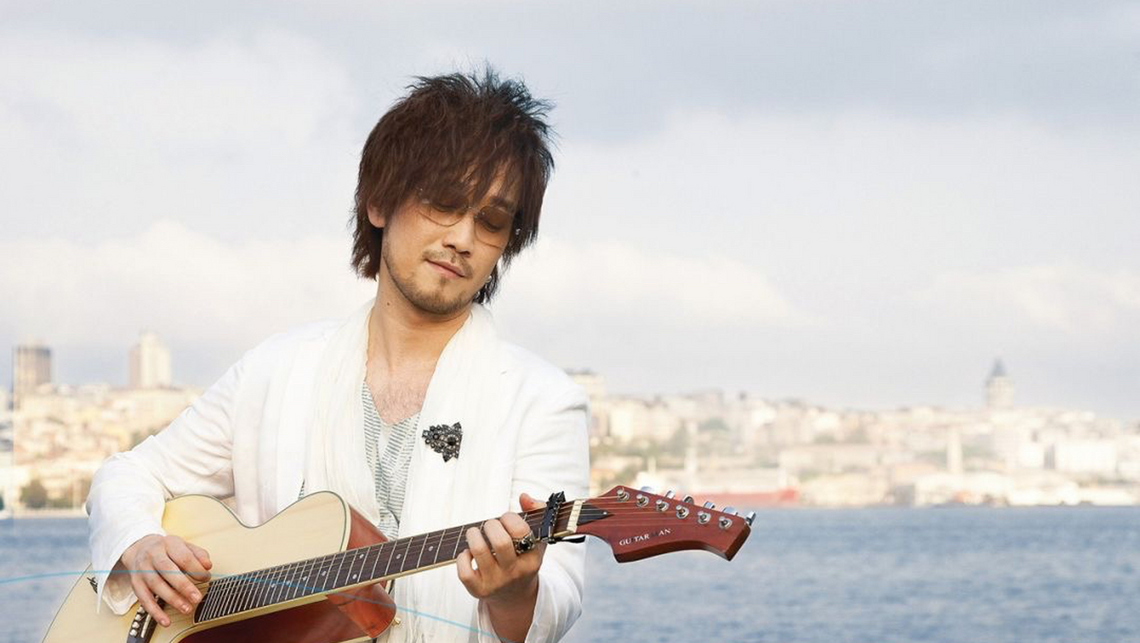 《寂寞沙洲冷》是陈信荣作词,周传雄作曲并演唱的歌曲.