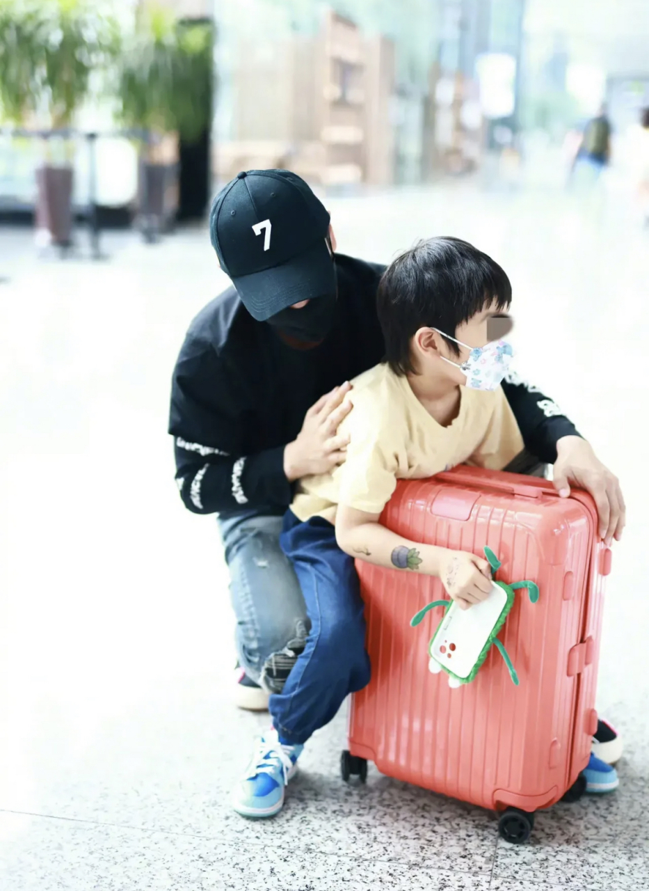 黄晓明带着儿子小海绵现身机场,父子两之间的拥抱摸头互动,网友纷纷