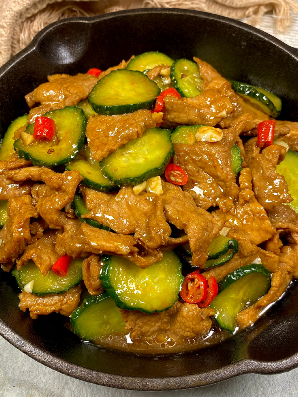 这道黄瓜炒肉从小吃到大真的泰好吃了 这两种食材搭配在一起绝绝子