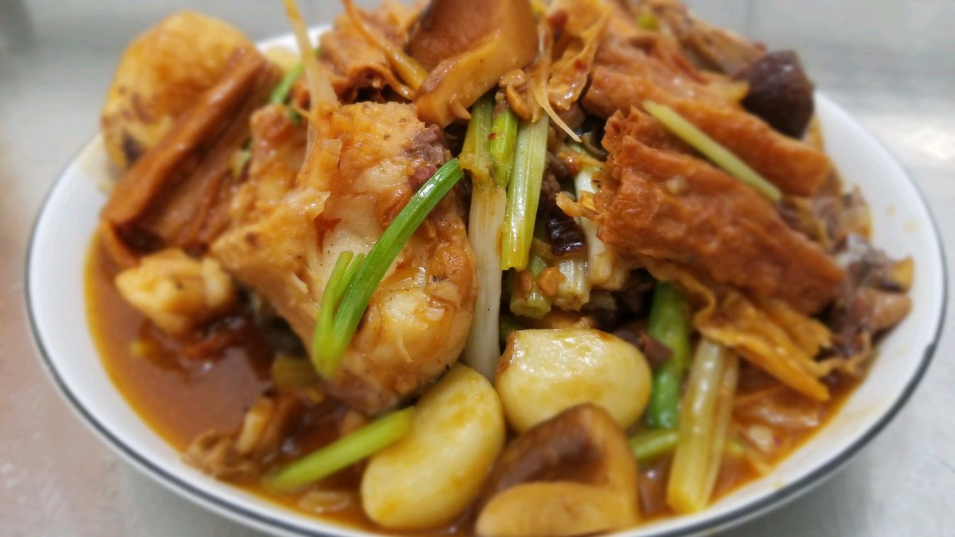 1道客家菜(腐竹焖鱼),这样做地道家常菜,朴实无华,非常下饭