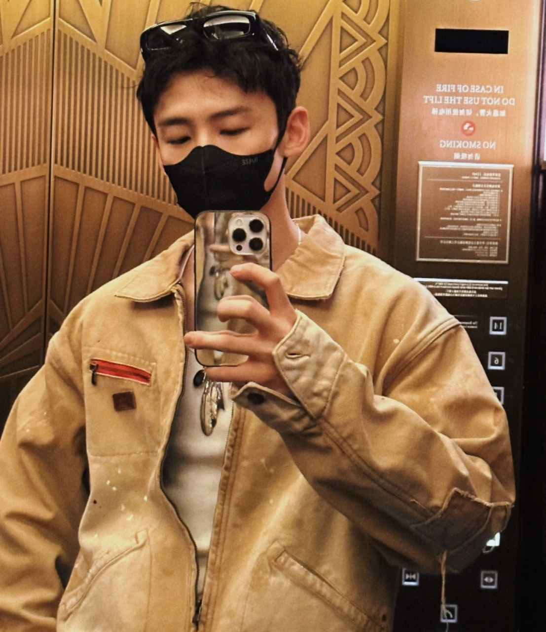 白敬亭晒自拍,洋气的外形自成一派风格,既潇洒又帅气.