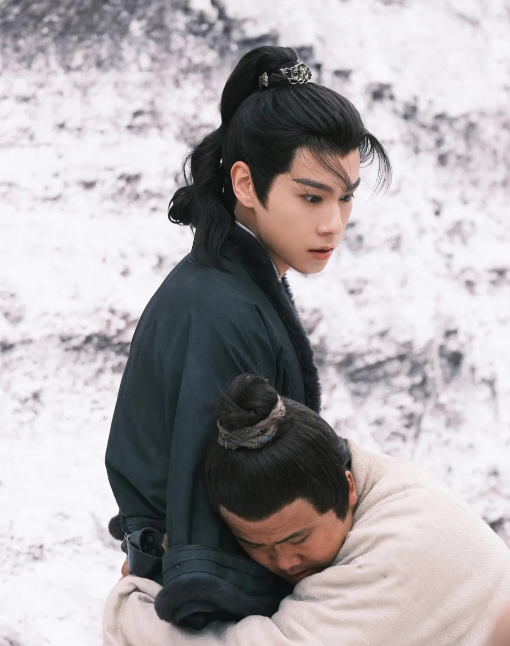 胡一天电视剧《惜花芷》的花絮图来啦,这剧他演的男主叫顾宴惜,手里还