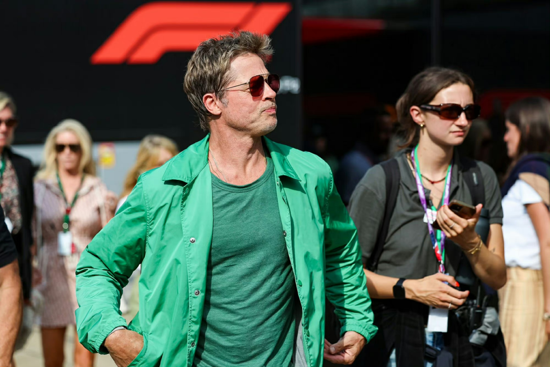 布拉德·皮特亮相f1英国大奖赛