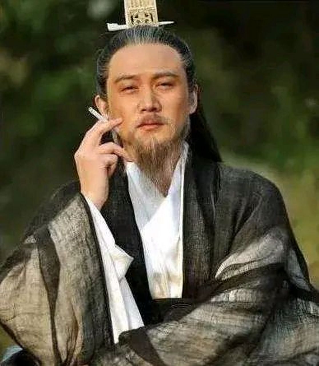 这是陆毅在《新三国演义》中饰演诸葛亮时,在片场休息间隙抽烟寻找