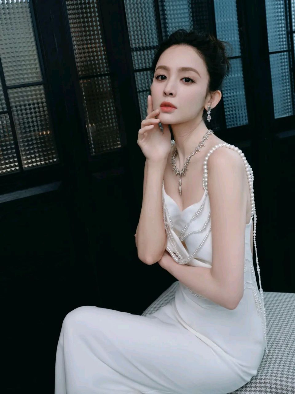 古力娜扎一袭白色珍珠吊链长裙,搭配钻石世家珠宝,优雅至极