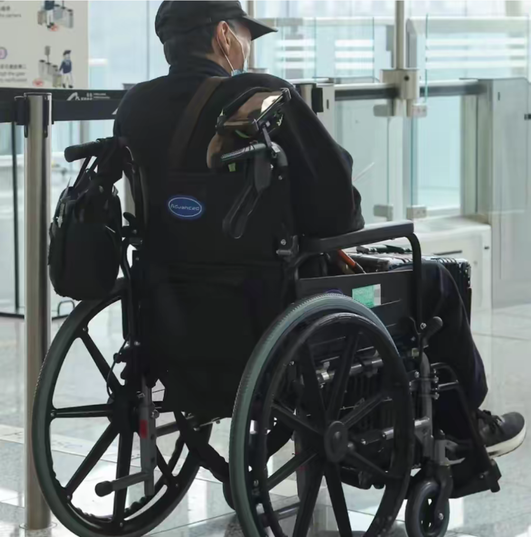 知名港星坐轮椅出门,曾在周星驰电影中饰演乞丐,晚年生活凄惨