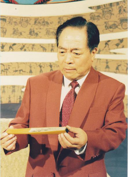 有人说评书大师袁阔成一出《三国演义》吃一辈子,其实这么说不对