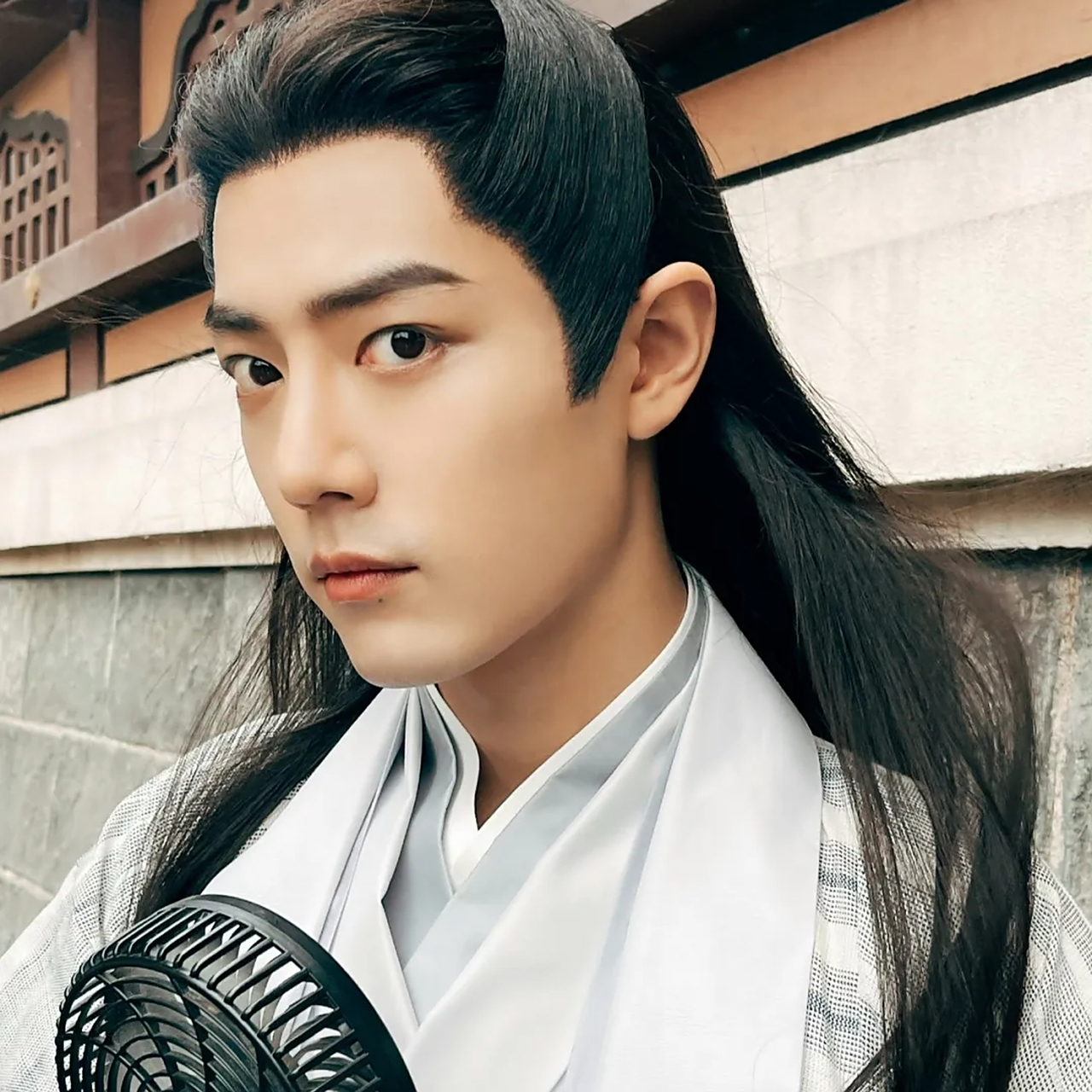 肖战跟小浪高层的交情还是很深的,他要是想买"爆"词条,价钱比其他艺人