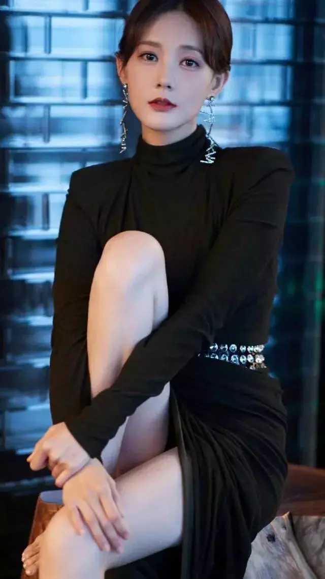 李一桐脱鞋光脚坐飞机惹争议,脚踩座椅不卫生,网友吐槽没素质