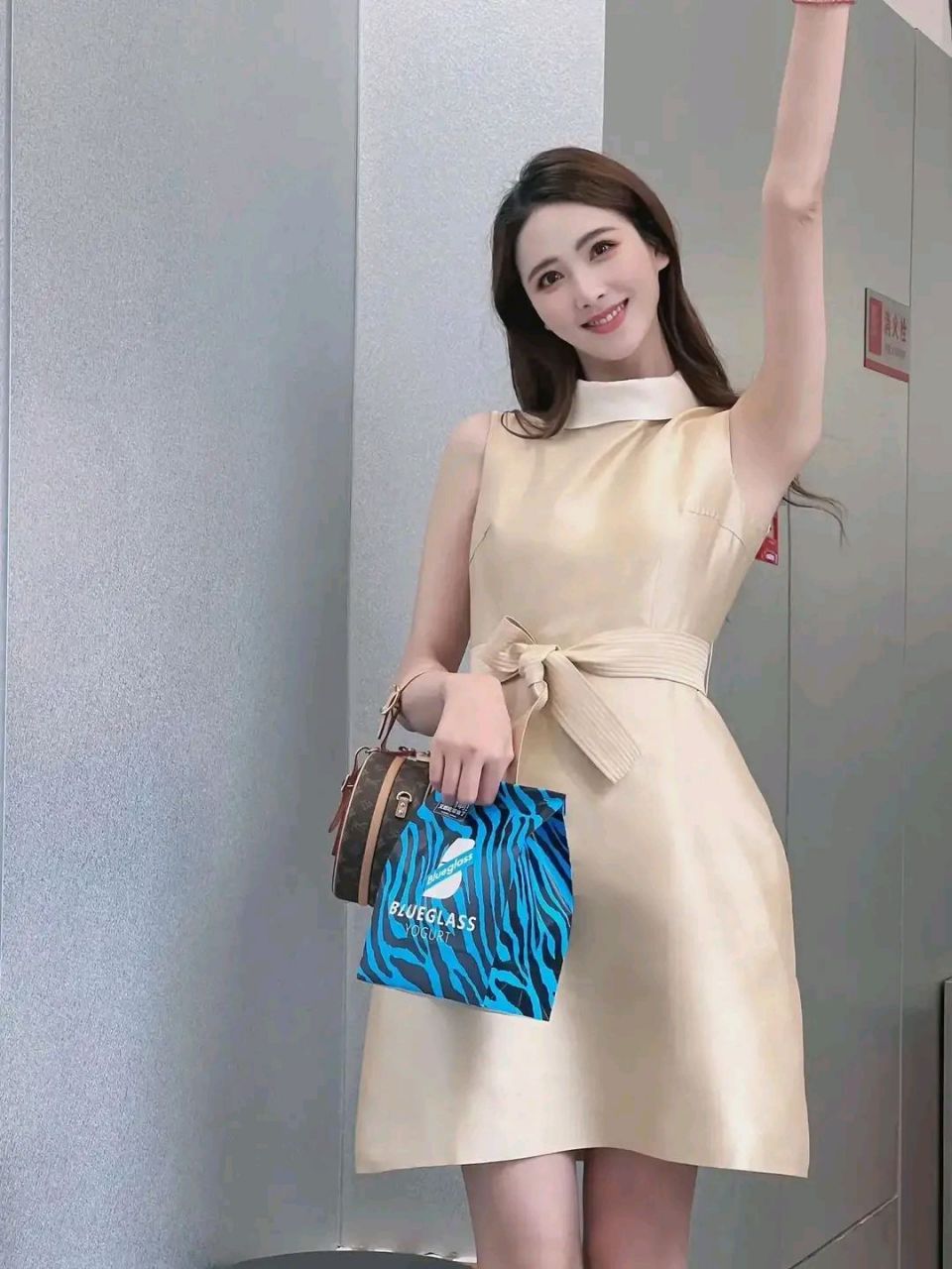 央视美女主持人李丹儿:知性优雅,甜美可人,温婉大方!