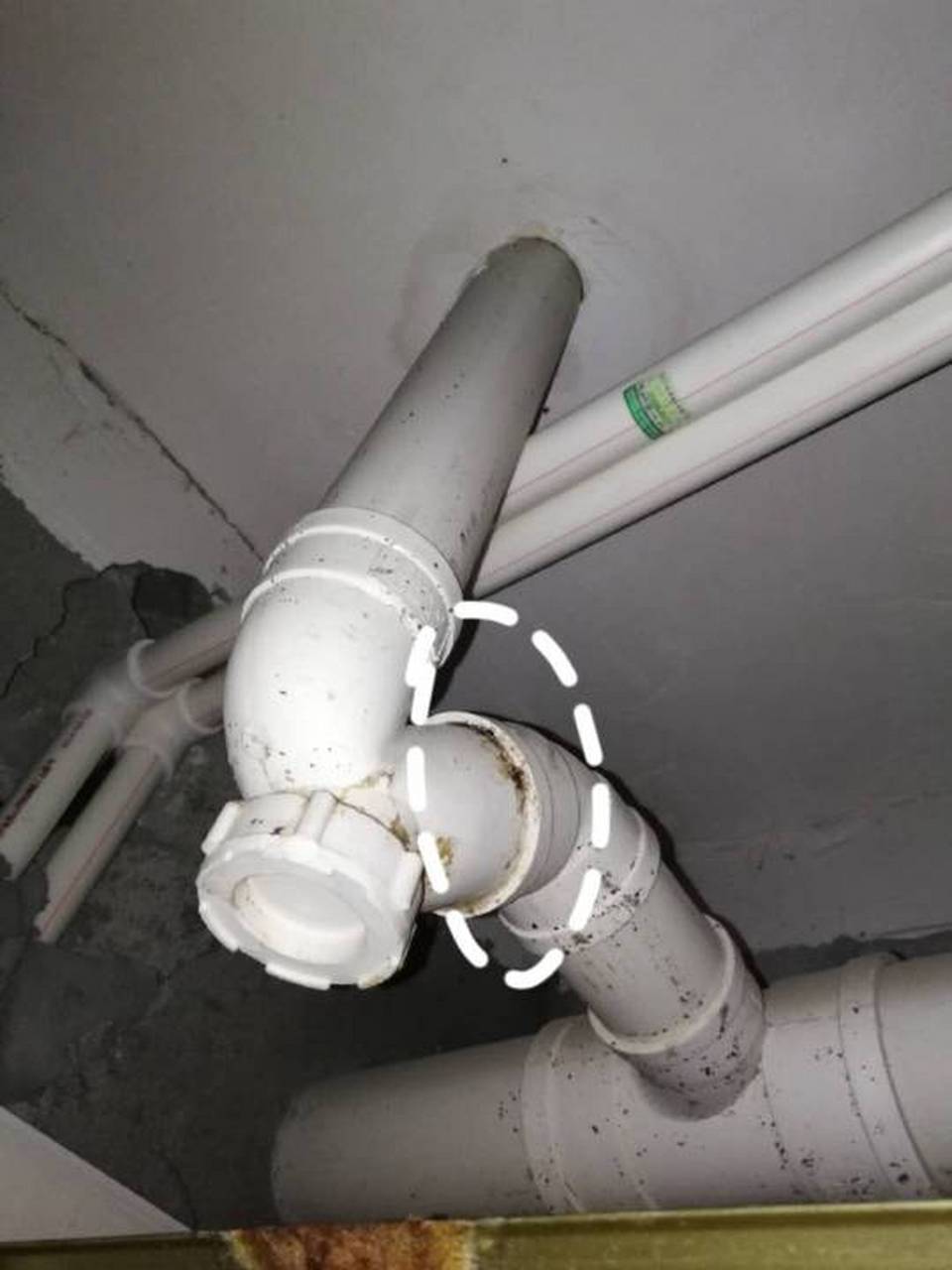 抽了几下,结果更多的污水从下水管道回流到厨房地板上