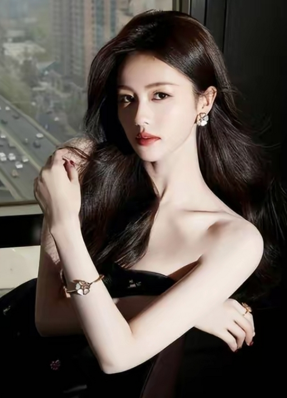 白鹿黑色抹胸碎花裙太性感,她的身材简直绝了,网友纷纷点赞!