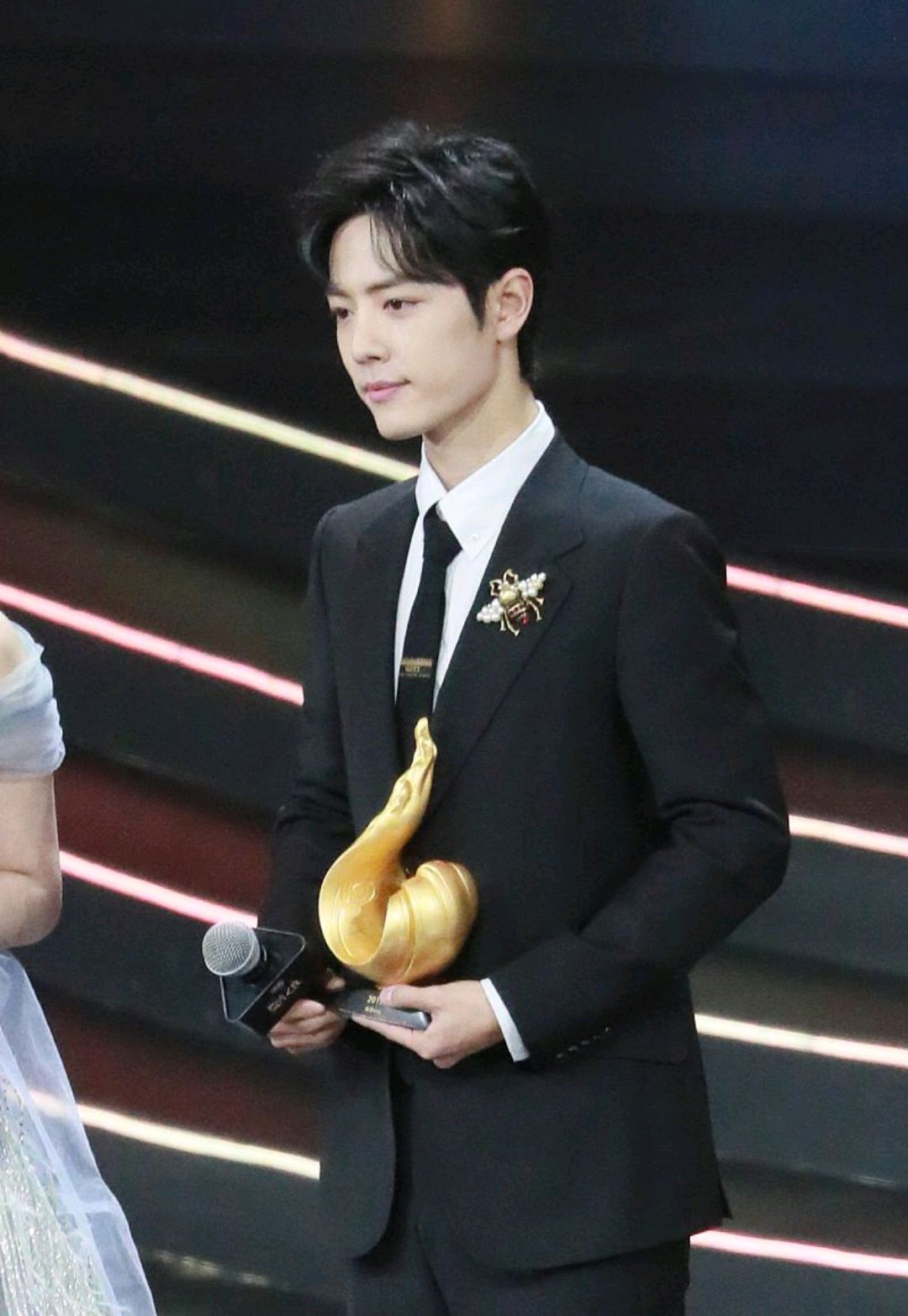 顶流明星肖战开280万奔驰大g,他是个非常成功的男明星