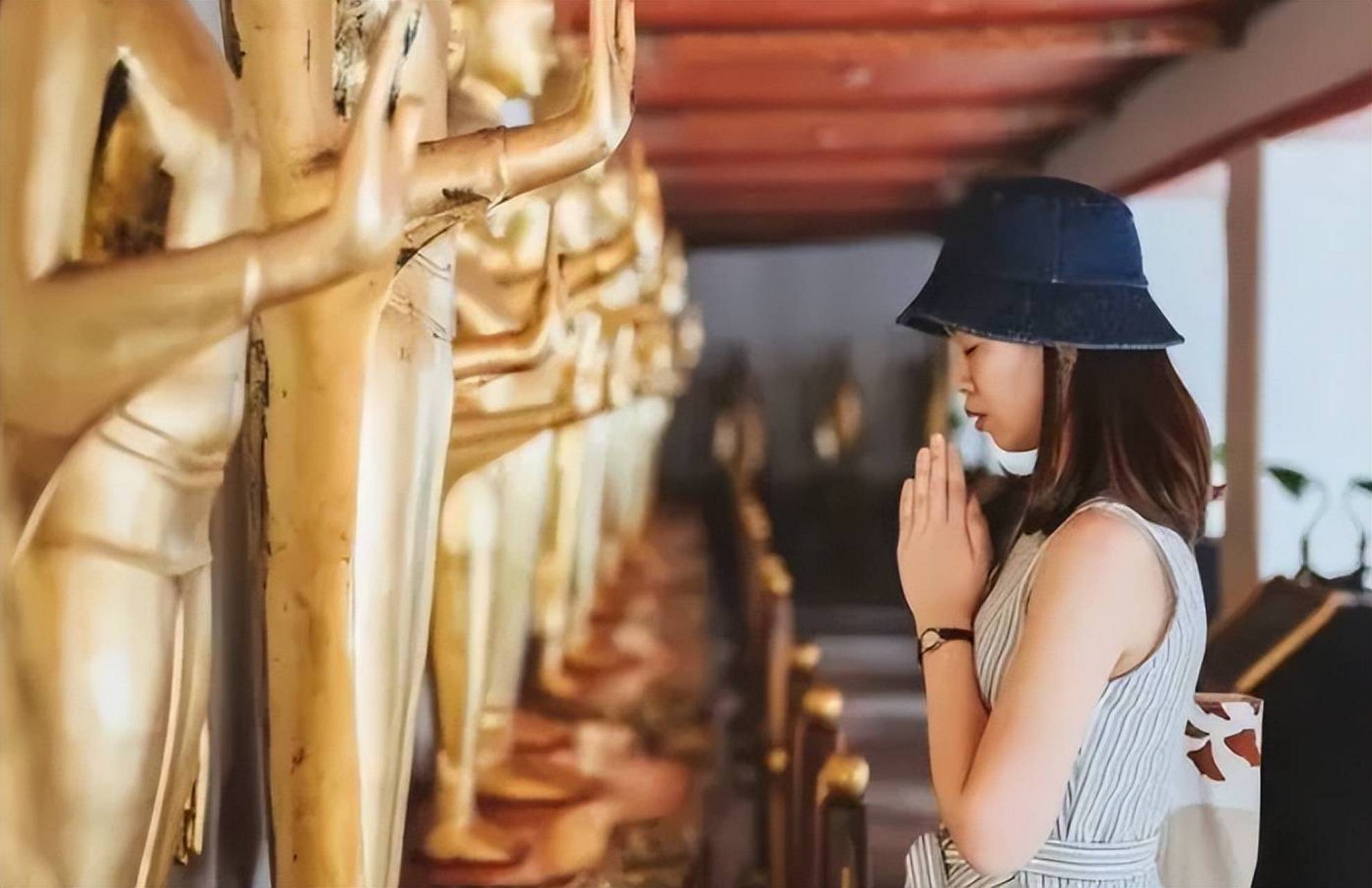 现在的年轻人 有钱的时候败家 没钱的时候拜佛 花几块钱买的香 许特么