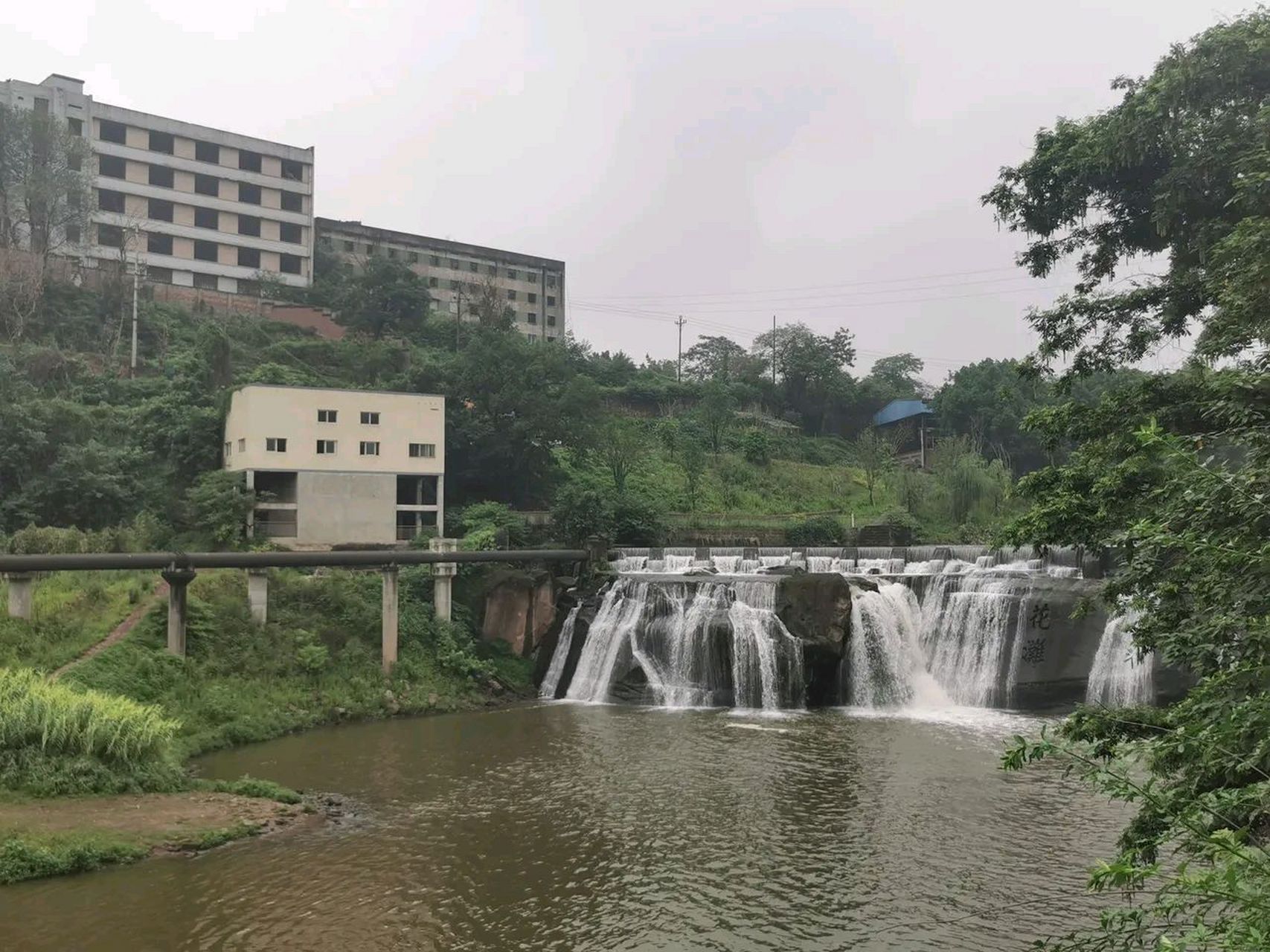 花溪河作为巴南的一条特别著名的河流,发源于巴南区的南彭,然后在