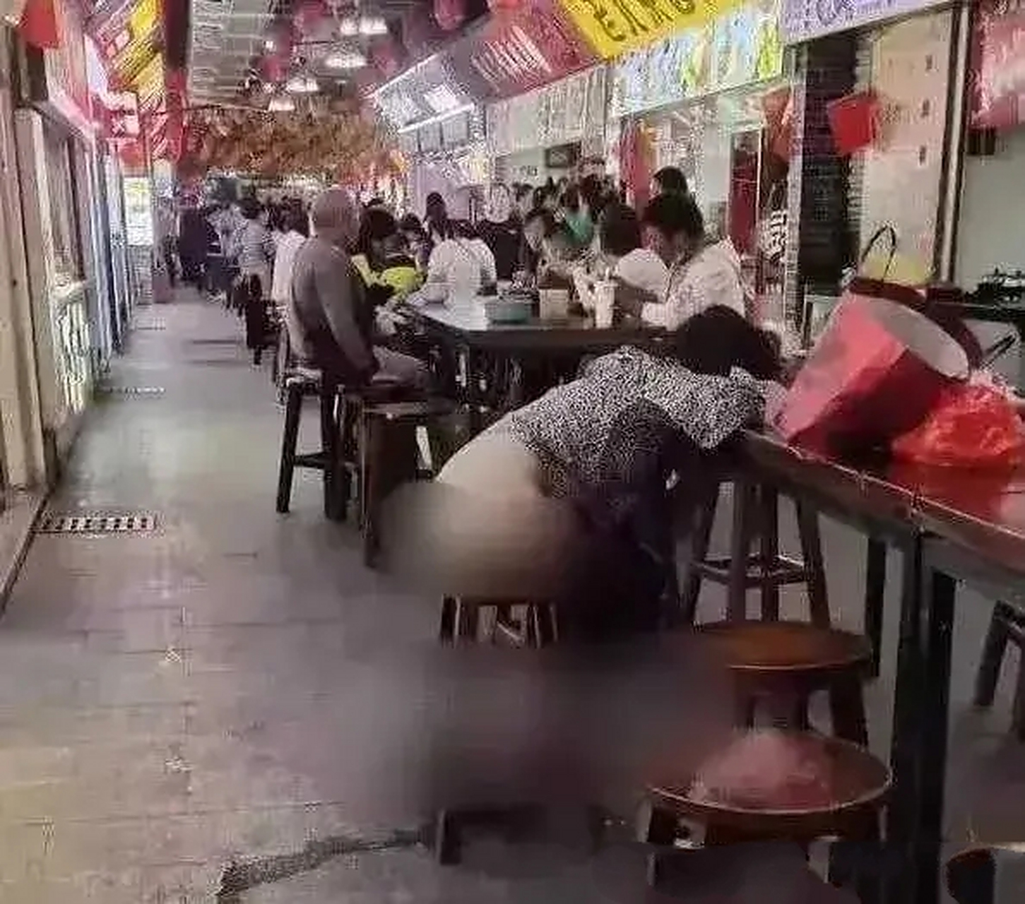 她竟然在大庭广众之下脱掉裤子小便,这一行为引起了众多目击者的愤慨