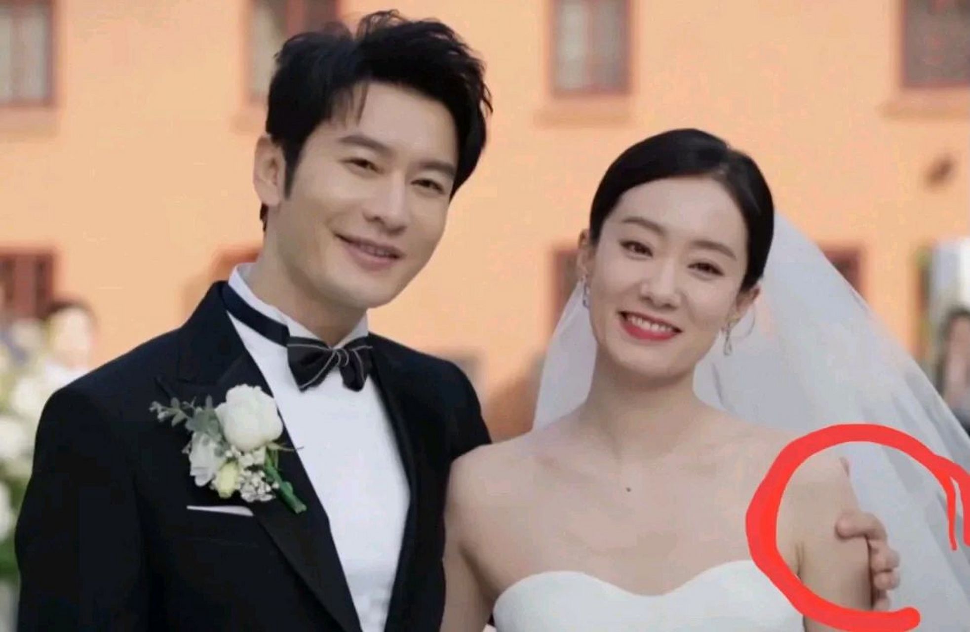 黄晓明挺绅士的,在与张小斐合作电视剧的同时,拍婚纱照都不敢搭对方的