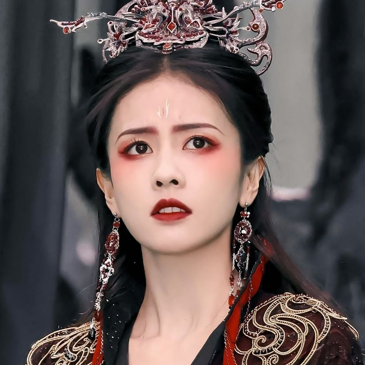 近日,白鹿在社交平台上分享了一组唯美的电视剧古装照片,引起了广泛的