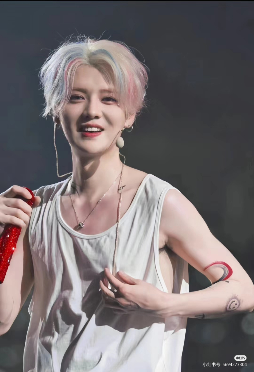 1,鹿晗家在门口放着鞋柜,他的鞋经常丢,后来就放屋子里了  2,明星助理