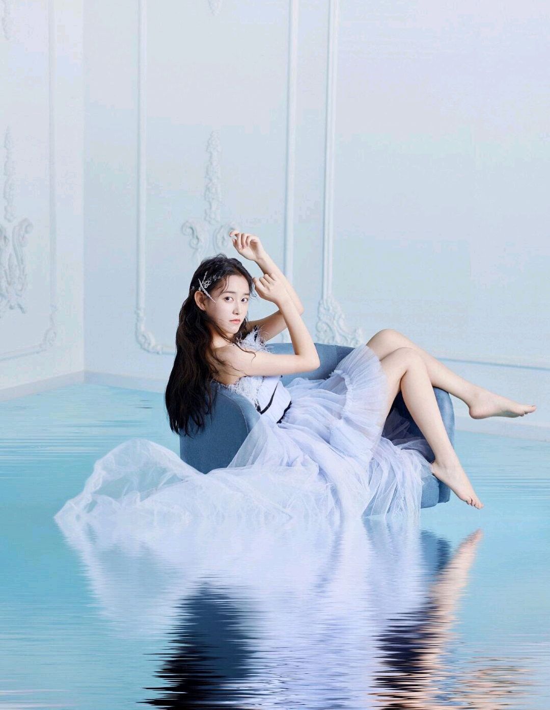 蒋依依好适合这种造型,纱裙,水晶,活泼灵动中又带有冷清疏离