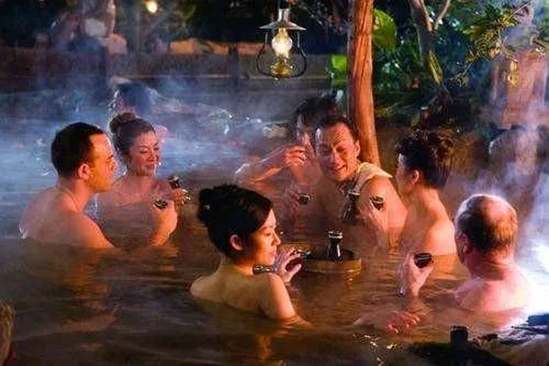 1900年,日本澡堂男女混浴,赤裸相对但丝毫不觉得尴尬!