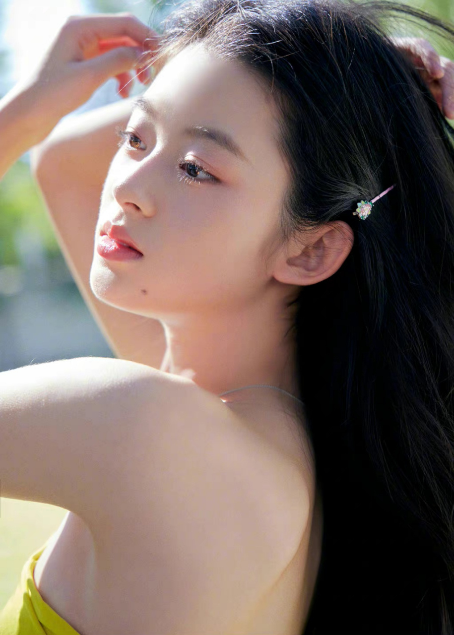 黄杨钿甜# 一袭黄色抹胸礼服,又纯又欲,可爱灵动,尽显俏丽清甜的膳