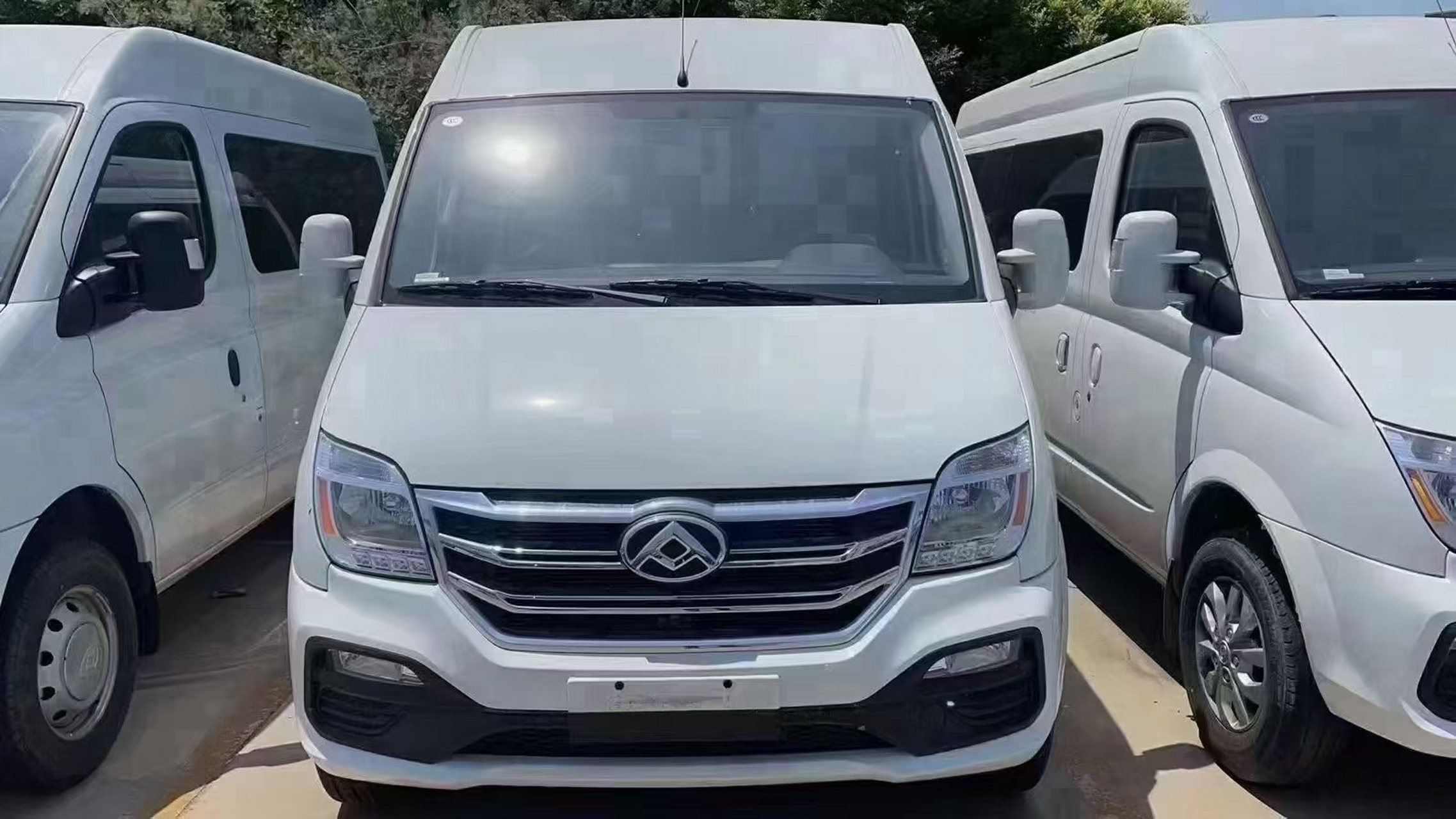 上汽大通v80 11.98短轴低顶5坐  ,拉货,拉人都可以.