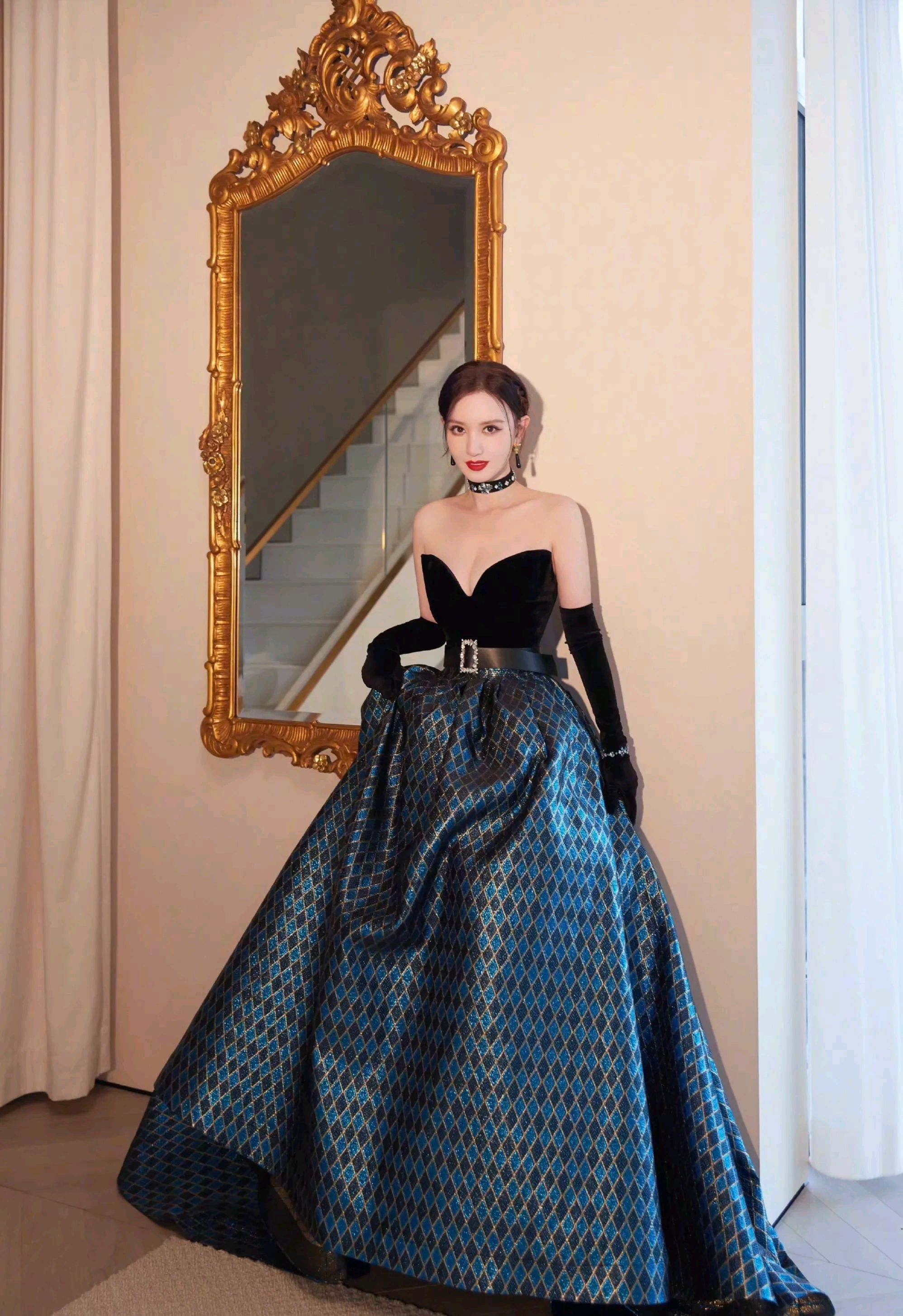 张萌性感妩媚,身姿傲人,风情万种