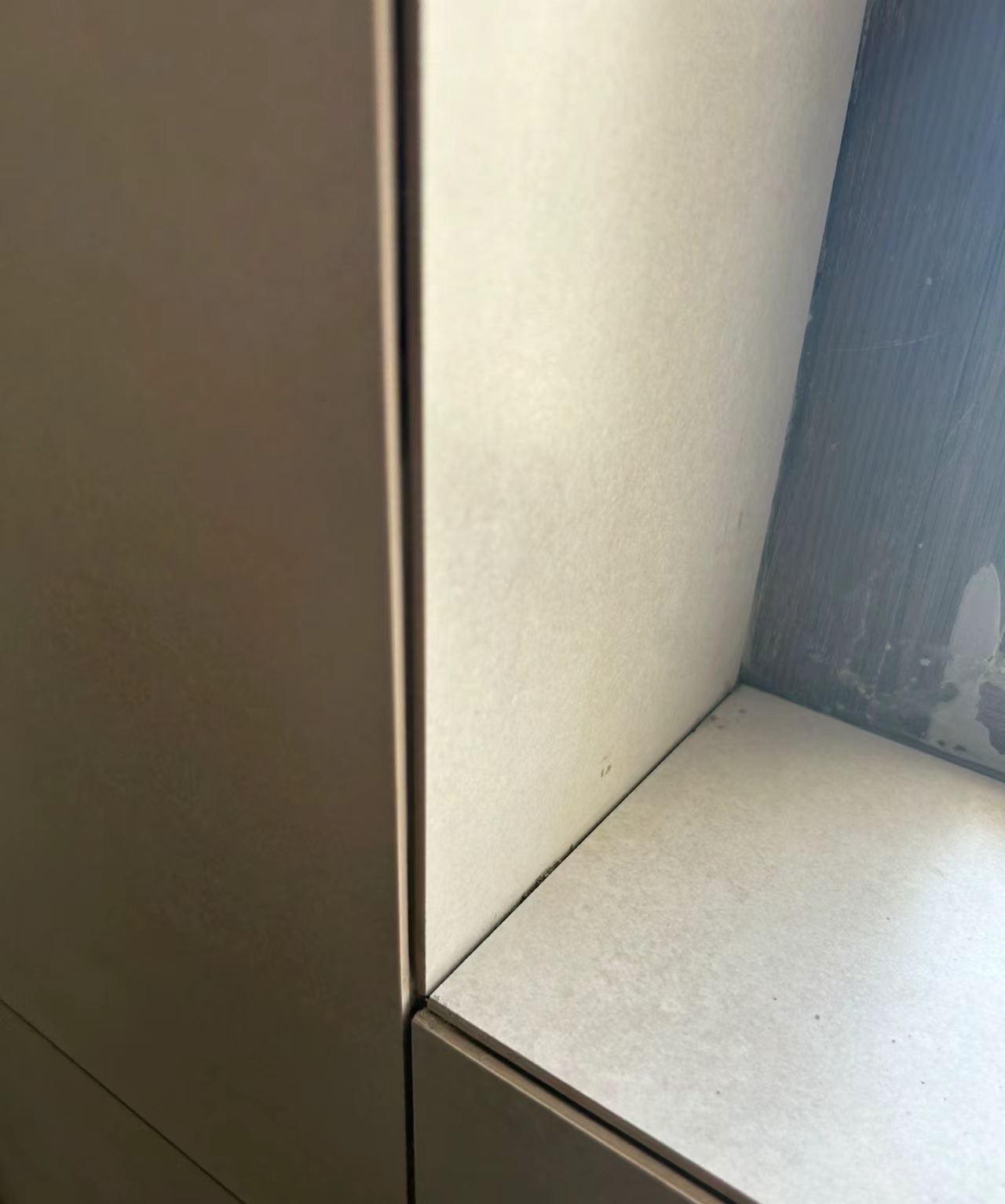 传统瓷砖阳角的处理方式,有安装阳角条,有瓷砖对铺或者有传统的八字