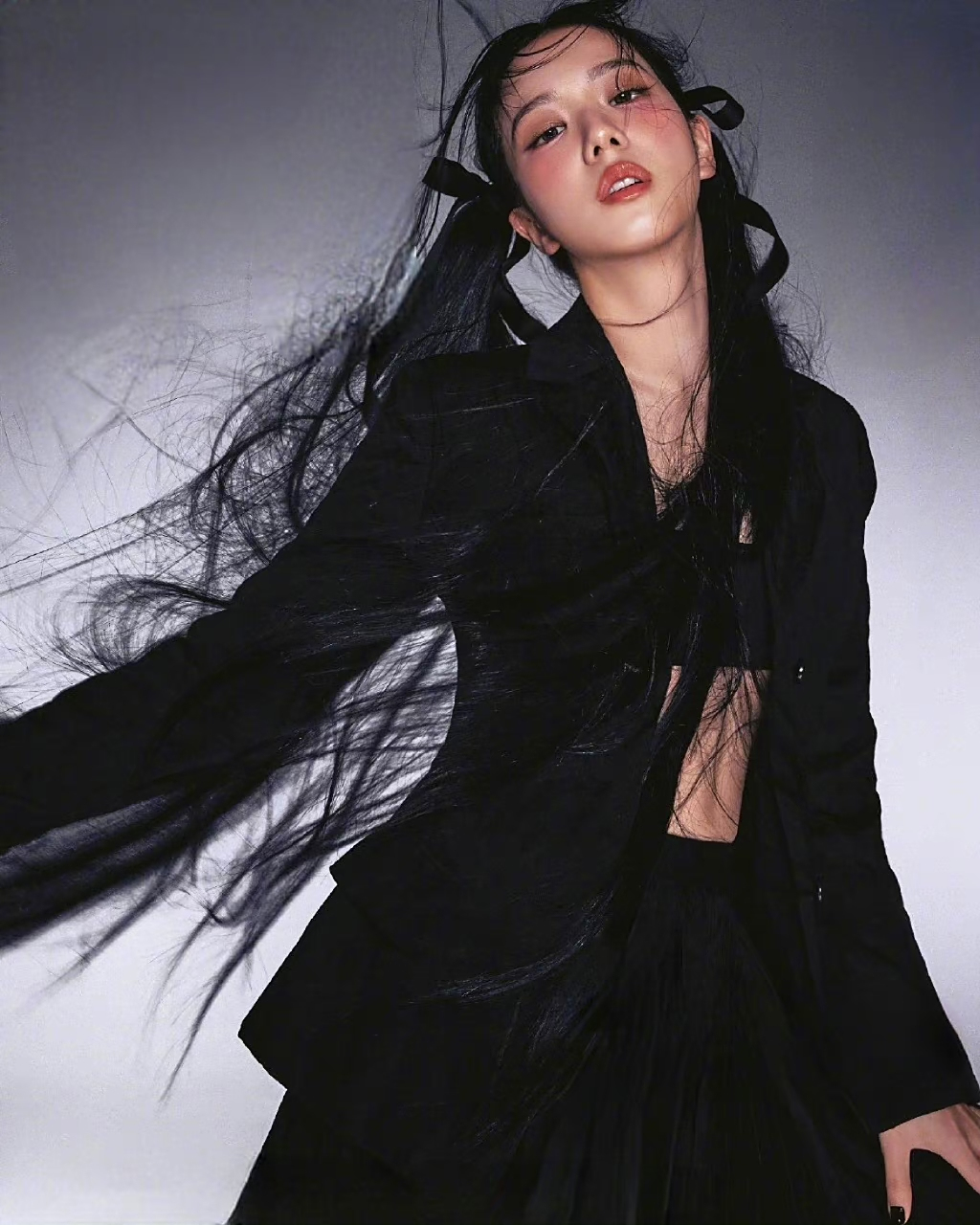 jisoo金智秀 x 《elle korea》8月刊封面,夏日微醺妆,黑色美甲cool