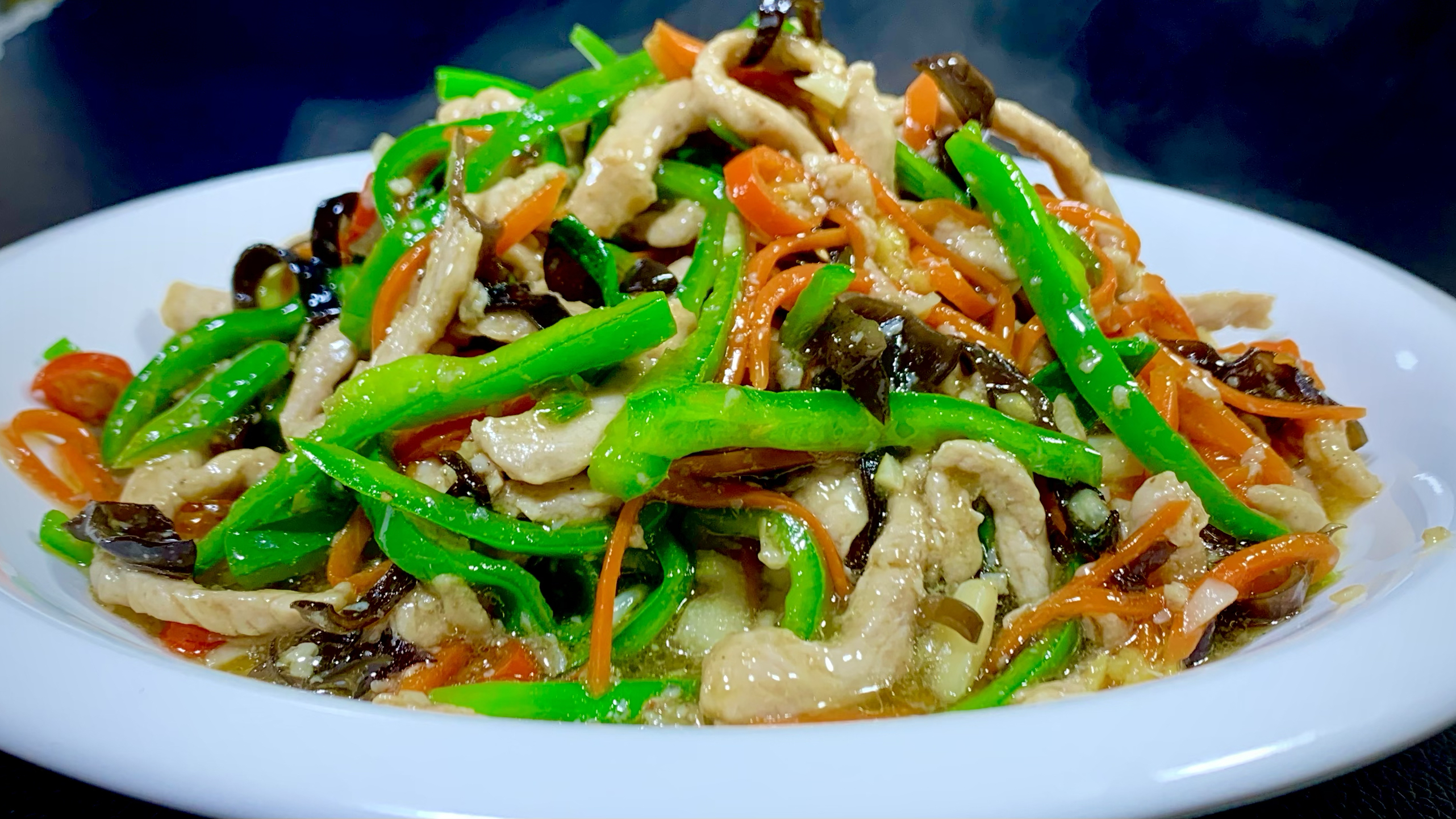 阿朝教你鱼香肉丝的家常做法，开胃下饭又解馋，鲜香滑嫩，超好吃