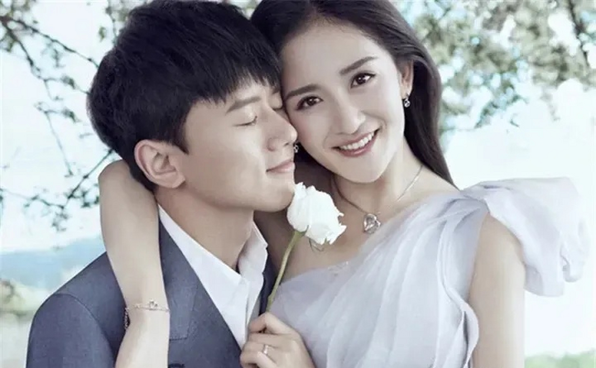 2006年,何炅约张杰唱歌,结果刚唱一首,谢娜就扑过去抱着张杰!