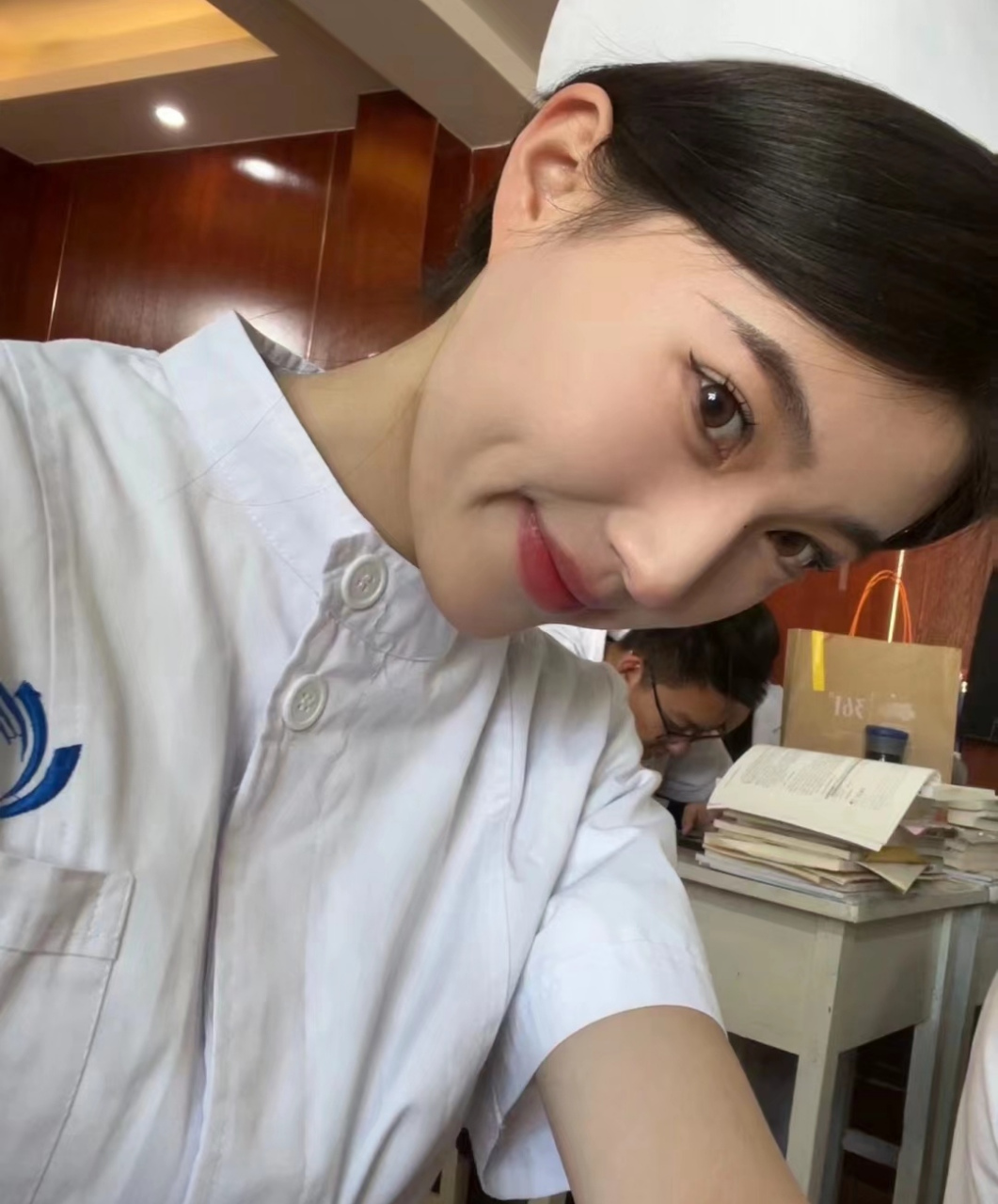 空乘圈的美女看多了,你们会审美疲劳,给你们看看护士美女