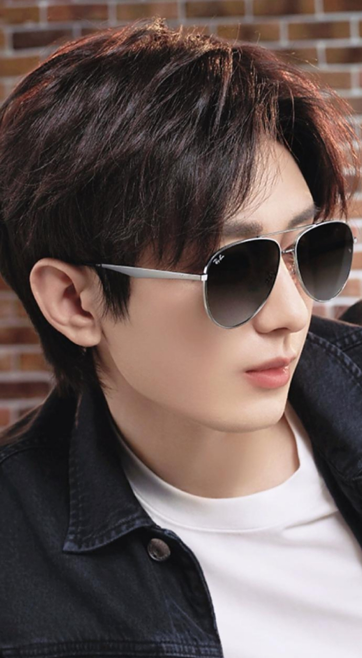 戴墨镜的成毅简直太帅了,俊美绝伦,气宇不凡,让人沉迷!