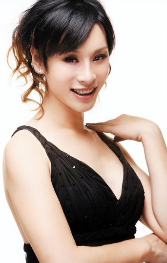 安徽变性人黄宁倩,29岁前用男儿身娶妻,29岁后以女儿身全网征婚