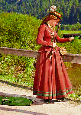 第十套:茜茜公主姐姐内奈的粉色花边蓬蓬裙