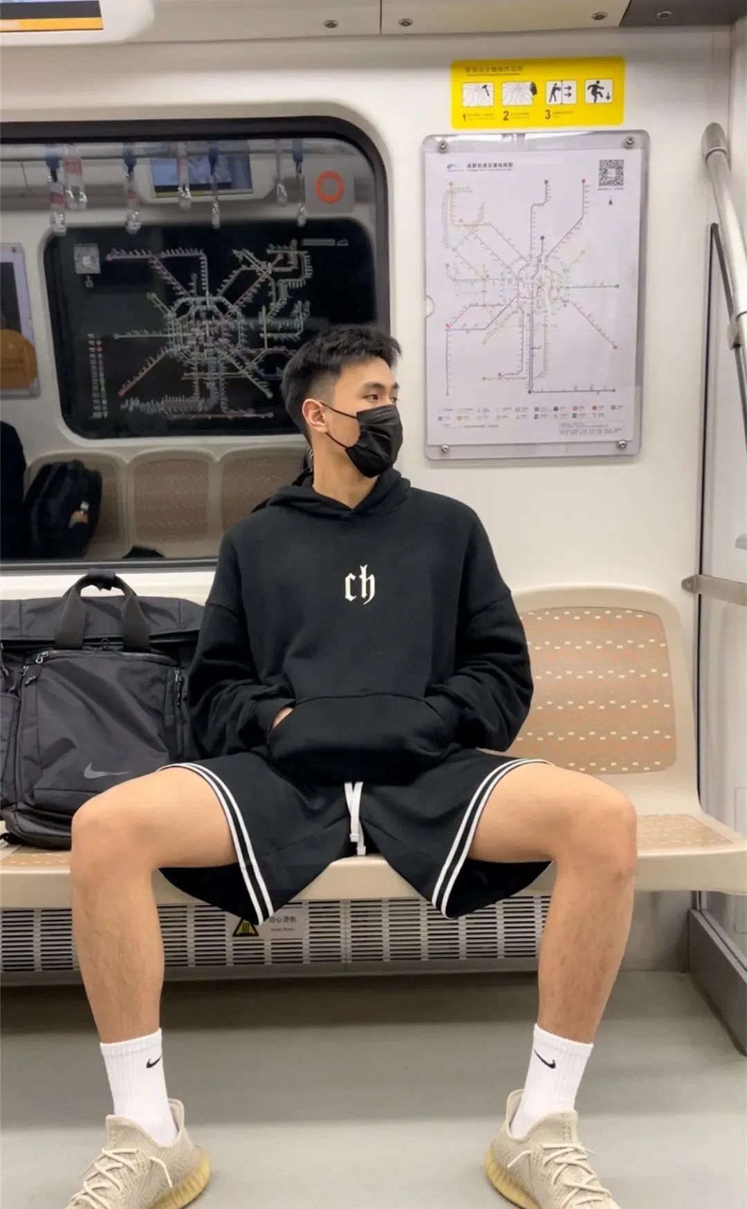 被成都地铁上的大长腿篮球帅哥刷屏了