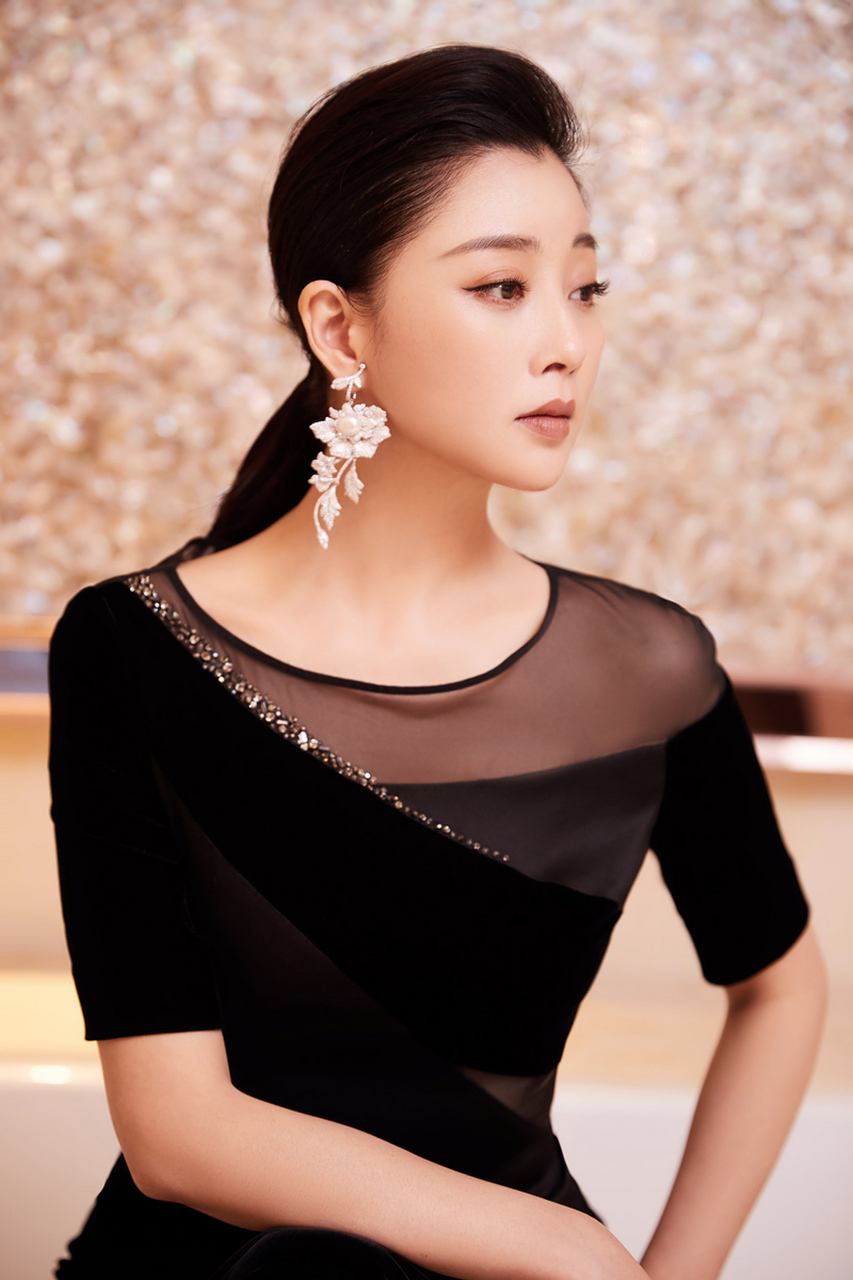 殷桃:私下聚餐被偷拍,容颜不老,一人一瓶小茅台相当豪爽  殷桃私下跟