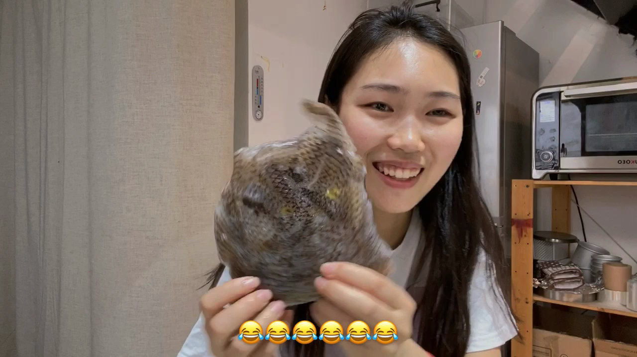 见过口味这么重的小姐姐吗?这种东西有人吃吗?关键是还过期了