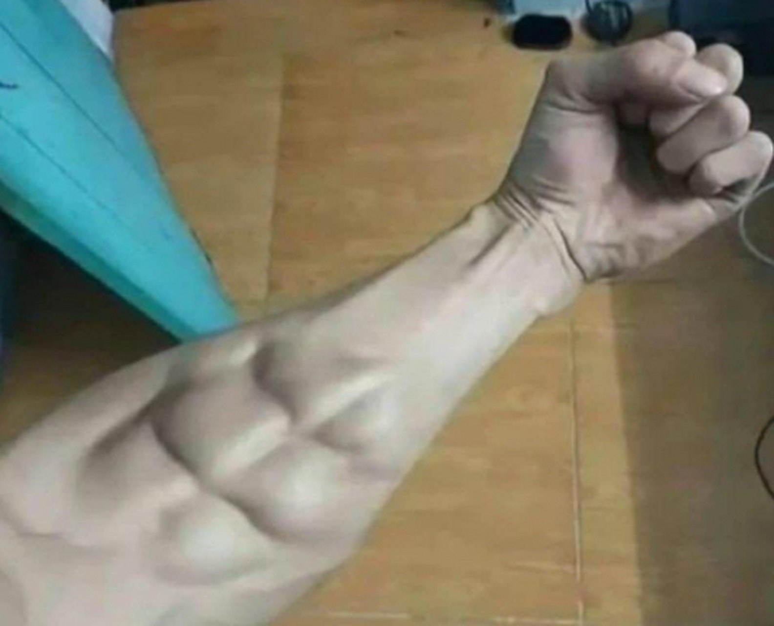 苦练后才发现不但小臂有了腹肌,手指也长出了腹肌