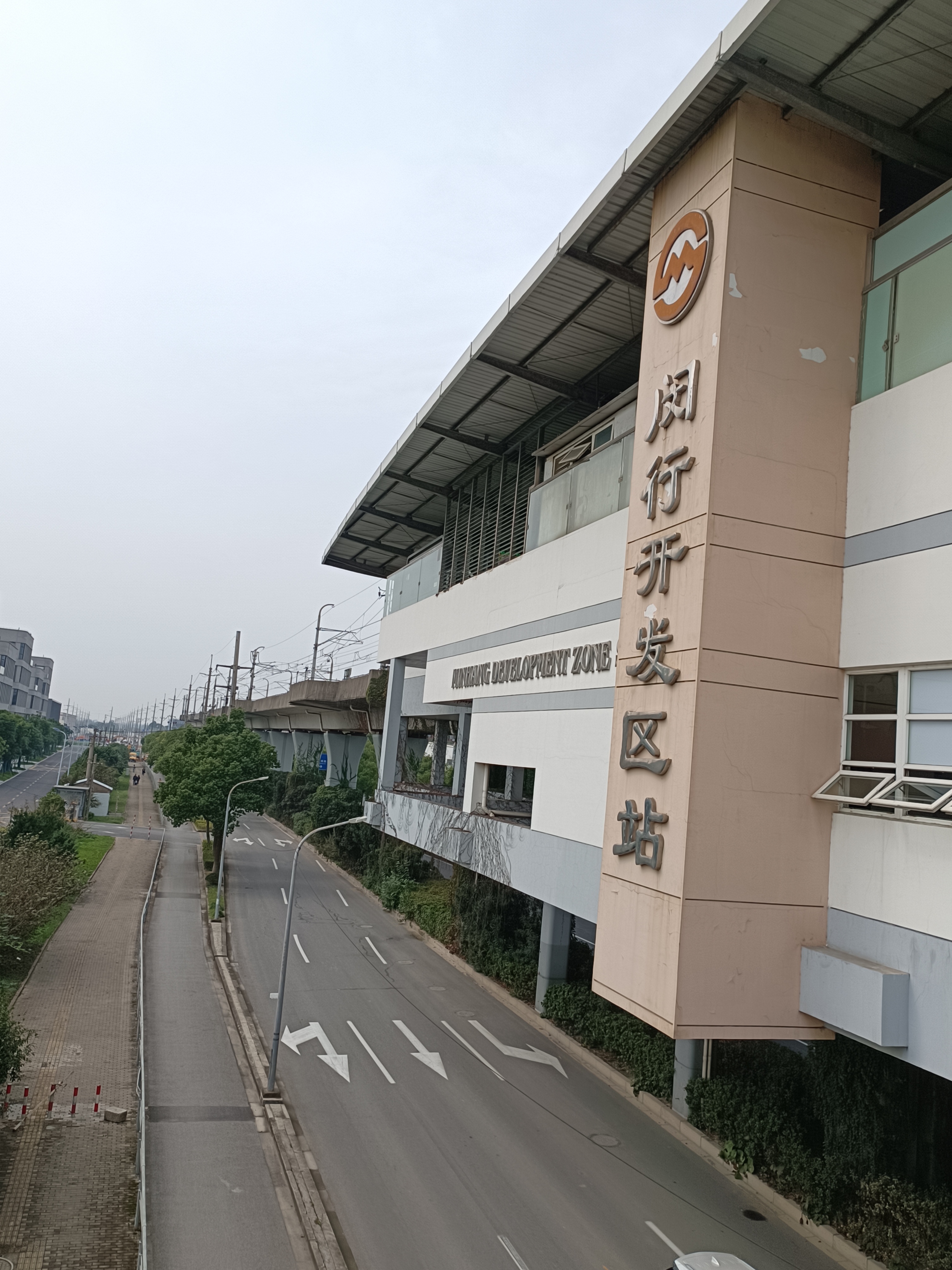 再再做过江大巴到静安区,然后坐29站地铁地铁穿过徐汇区,跑到闵行郊