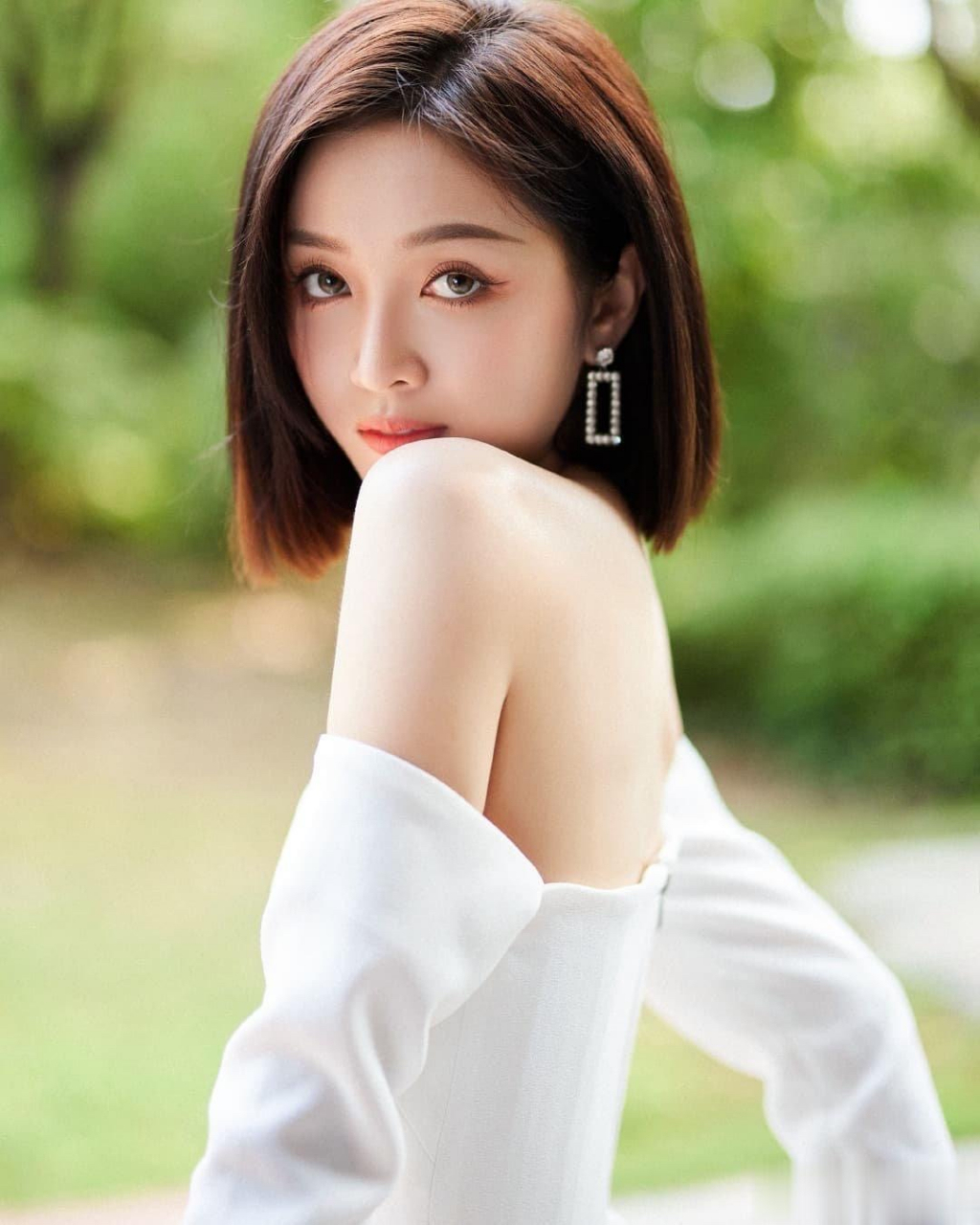 吴宣仪# 清爽短发搭抹胸白裙,甜美温柔韵味十足! 676767