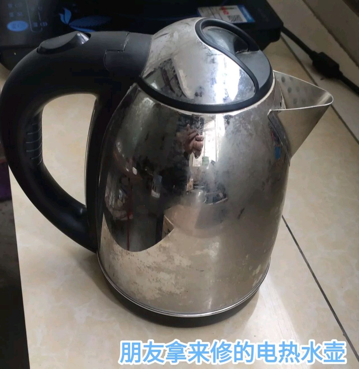 朋友家的电热水壶又坏了,他昨天拿来给我修,还问我:要买什么样子的热