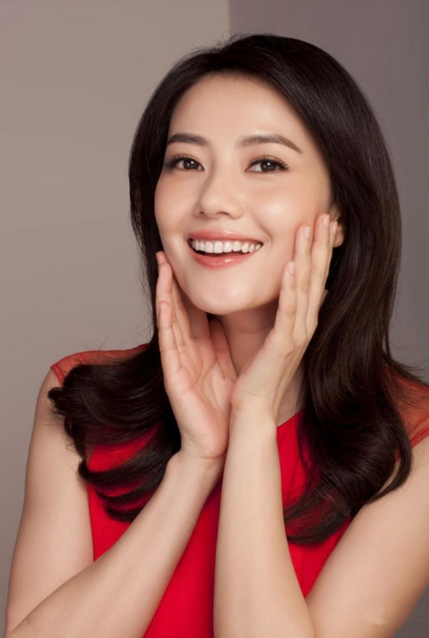 高圆圆是一位备受喜爱的女演员,她以清纯甜美的形象和出色的演技赢得