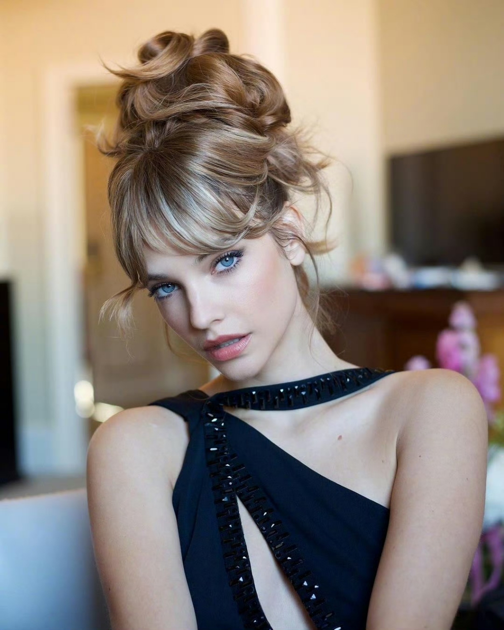 电影节首映红毯的芭芭拉·帕尔文 barbara palvin,眼神拉丝[得意]