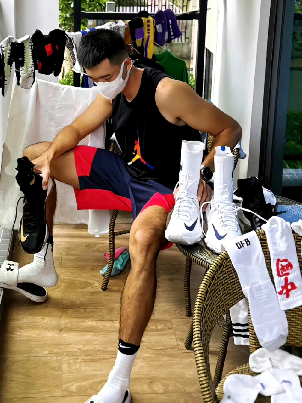 抓拍正在穿鞋的肌肉小哥,满屋子的袜子让他男子气概十足呢!