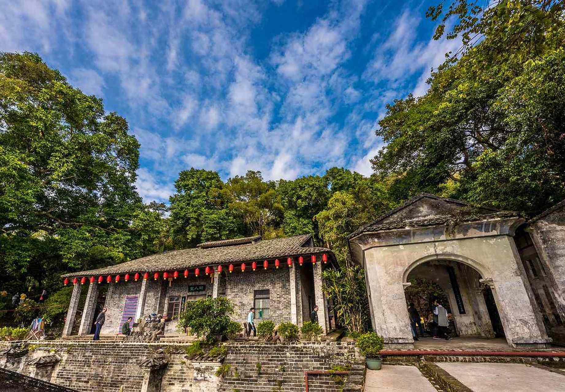 陆川谢鲁温泉休闲景区位于广西玉林市陆川县乌石镇谢鲁村,距县城25