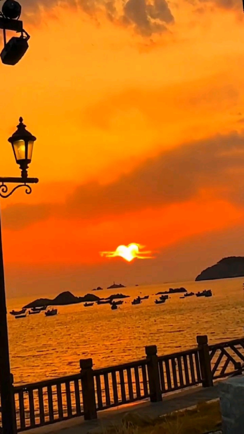 罕见的心型日落,你最想分享给谁看呢?-度小视