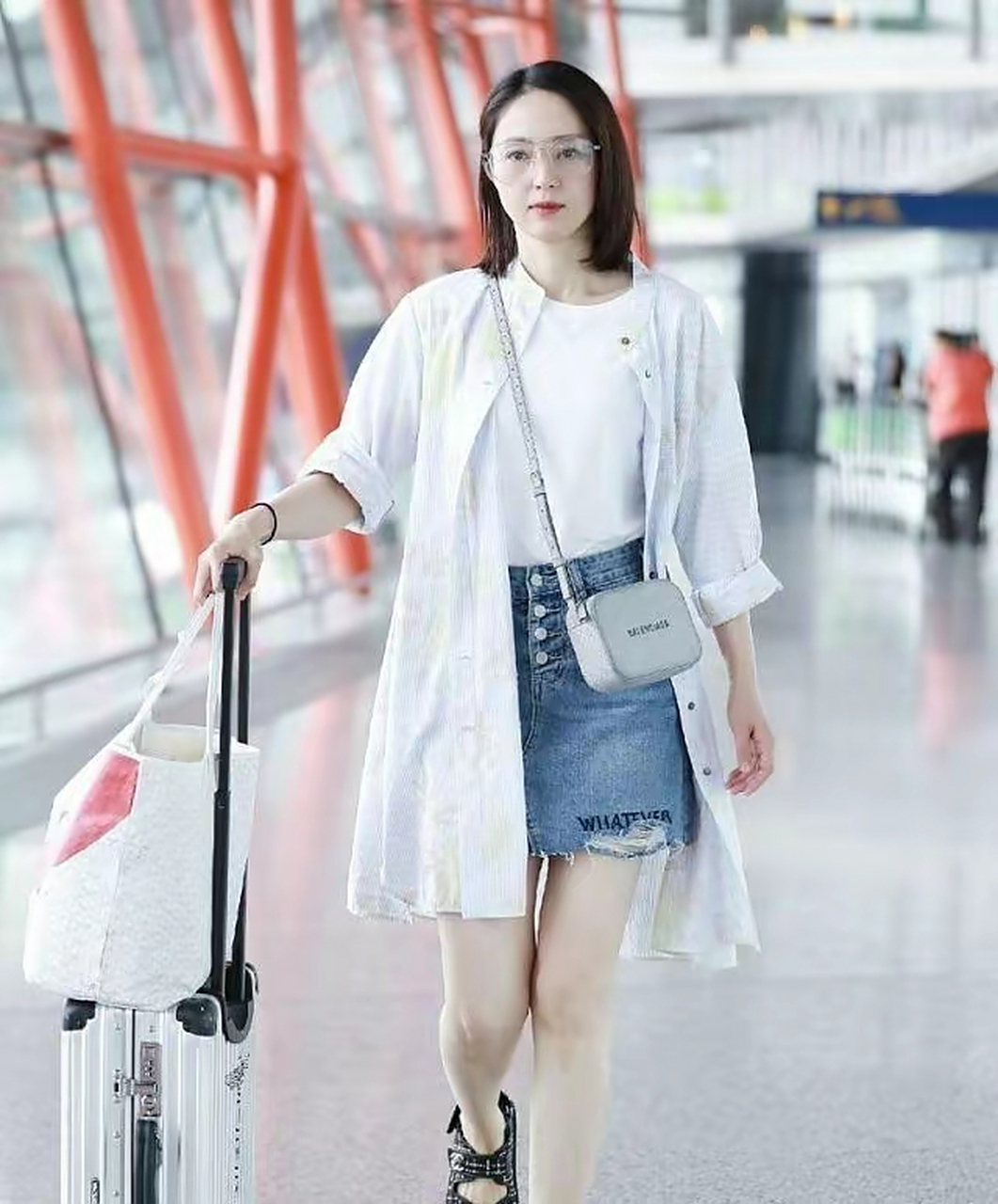 网友:董璇穿一身朴素的牛仔短裤,展现出来的女人味儿十足,让人心动