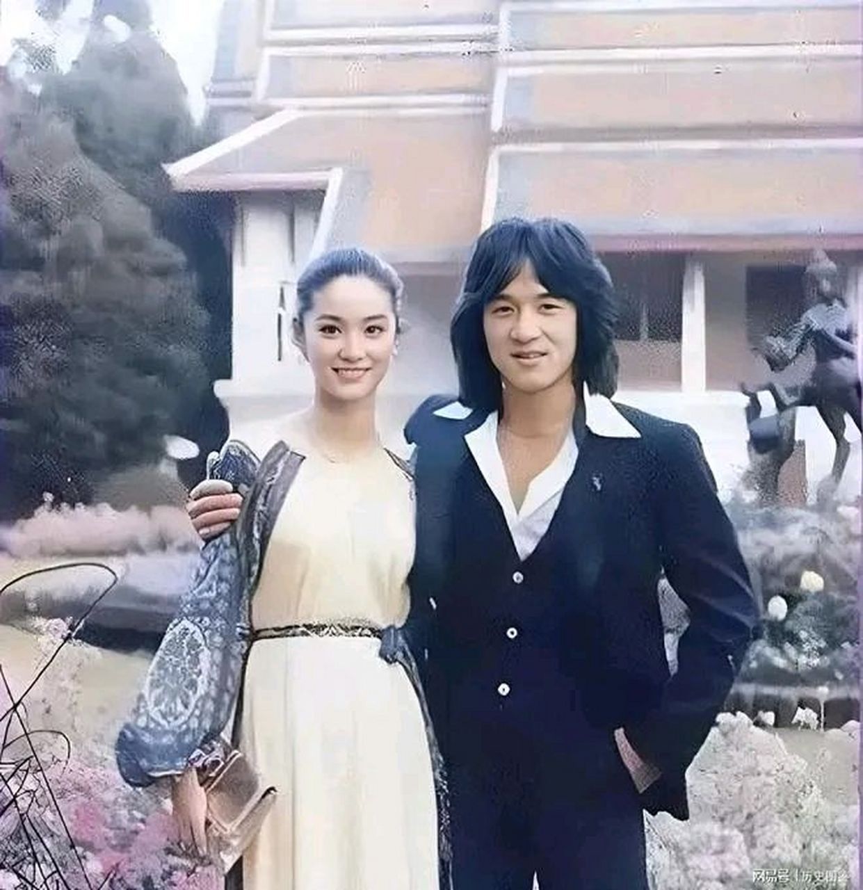 照片中,成龙搂着林青霞的肩膀,看起来相当亲密.